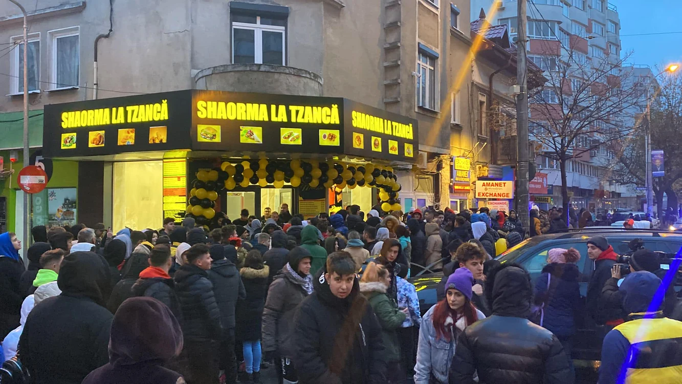 Anul trecut oamenii s-au călcat în picioare pentru o shaorma gratuită FOTO arhivă Adevărul