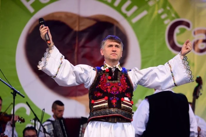 Cristian Pomohaci se dedică acum carierei de cântăreț, pentru că a fost caterisit