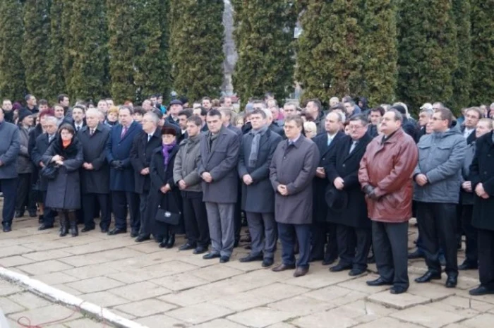 Pe tot parcursul desfăşurării activităţilor , un porumbel
a fost prezent pe vârful obeliscului ce face parte din ansamblul Moumentului Ostaşului
Român