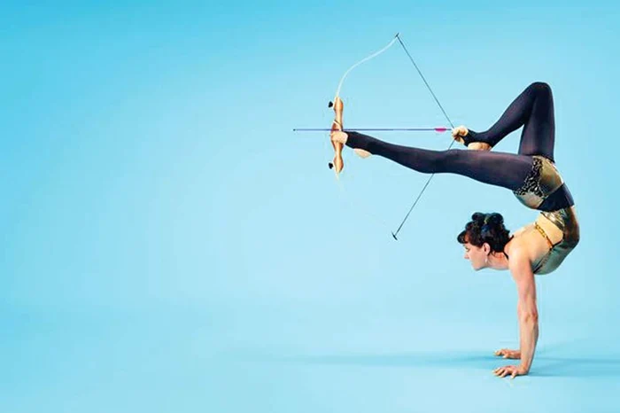 Nancy Siefker (26 de ani)  a tras cu arcul folosindu-şi  doar picioarele