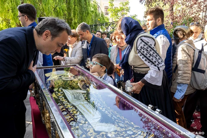 Oameni la moaștele Sf Dimitrie cel Nou, Ocrotitorul Bucureștilor Foto Basilica ro dms