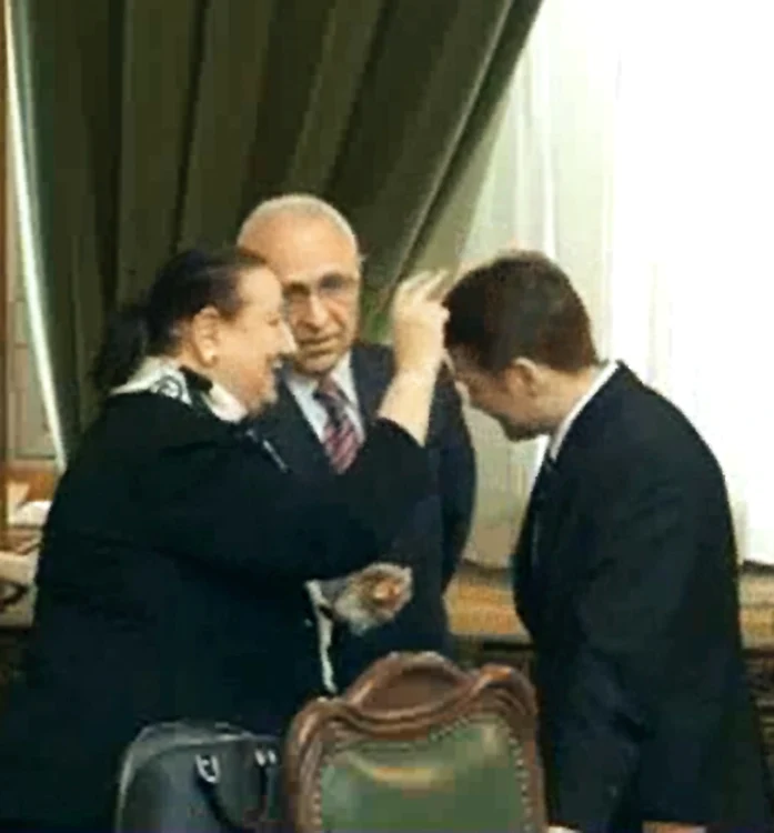 
    După ce Dan Şova a fost scăpat de arest, românii fac băşcălie pe seama "bietului" senatorCaptură: româniatv.net  