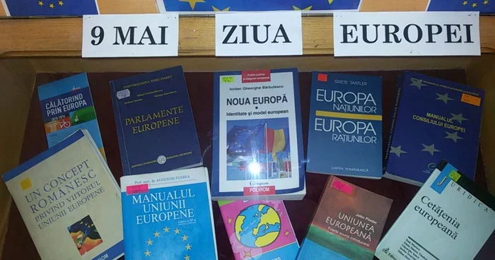 Stand de carte dedicat Zilei Europei la Biblioteca Judeţeană