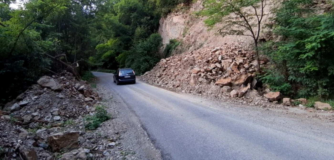 Alunecare de teren pe şoseaua Lacului Cinciş. FOTO: Daniel Guţă. ADEVĂRUL.