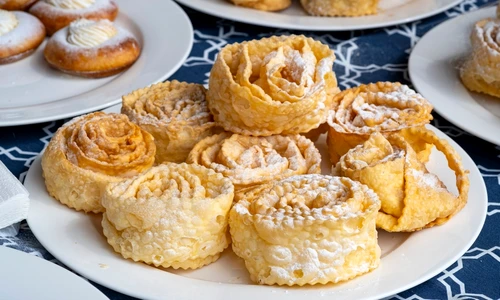 Rulouri de uscatele  Sursa foto shutterstock 2138402647 jpg