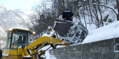 Pompierii si drumarii lucraza pentru indepartarea stancilor si zapezii  care riscă să cadă de pe versanti