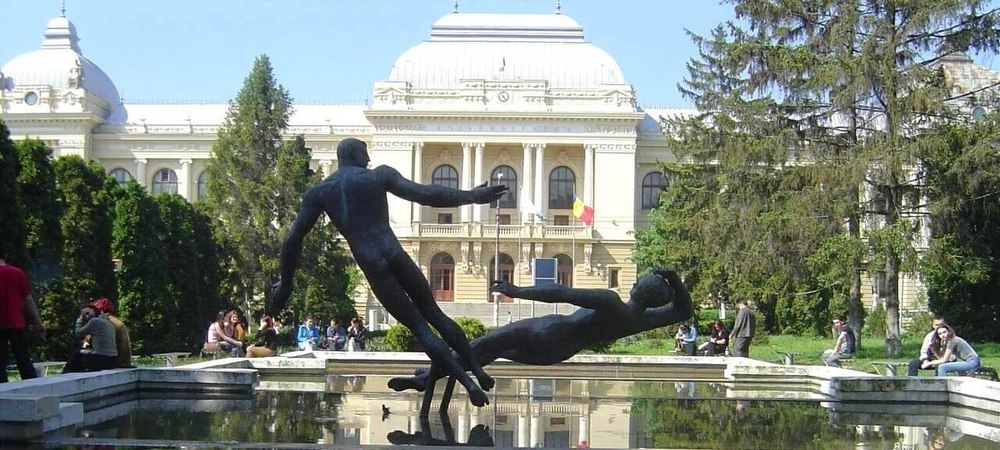 26 octombrie: Se înființează prima Universitate modernă din România și se naște artista Corina Chiriac