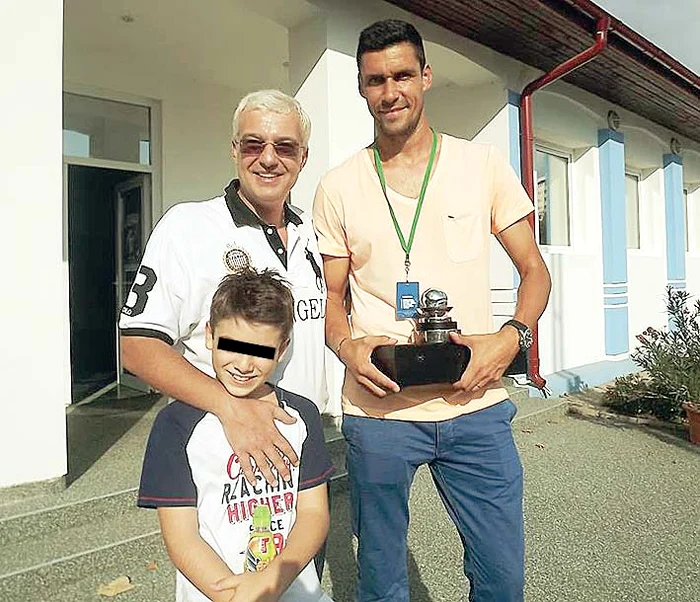 
    Cătălin l-a dus pe  Raris la Cupa Davis  şi s-au pozat cu  Victor Hănescu  