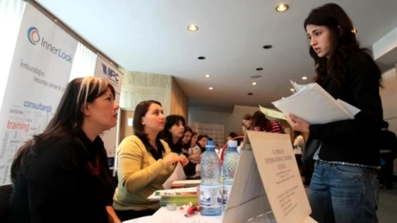 Ofertă de muncă redusă pentru absolvenţii de facultate, în Dâmboviţa