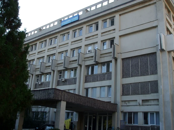 
    Femeia s-a aruncat de la etajul trei  