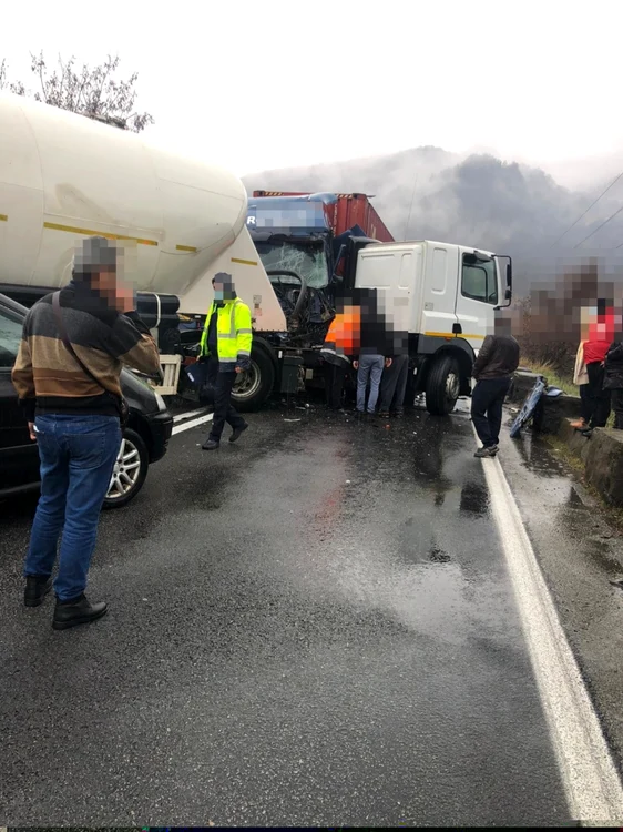 Accident pe Valea Oltului DN 7 - E 81 la ieşire din Proieni Vâlcea - două TIR-uri şi o maşină implicate Foto Adevărul