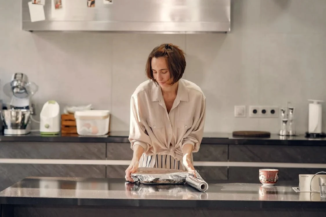 Trucul care te ajută să rupi folia de aluminiu fără a se rupe / foto: Pexels 