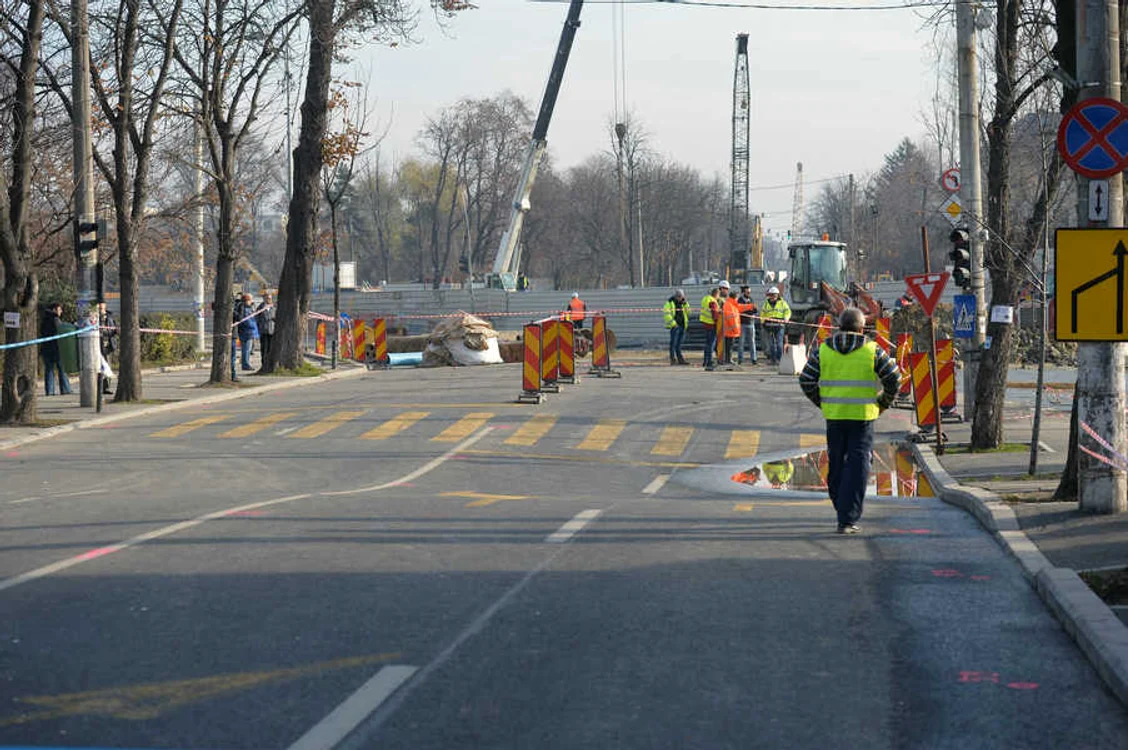 
    Asfaltul pe Bd. Eroilor s-a surpat, iar circulația în zonă este închisă de mai bine de o lună  
