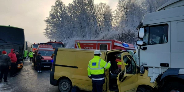 Autoutilitara a intrat frontal într-un tir