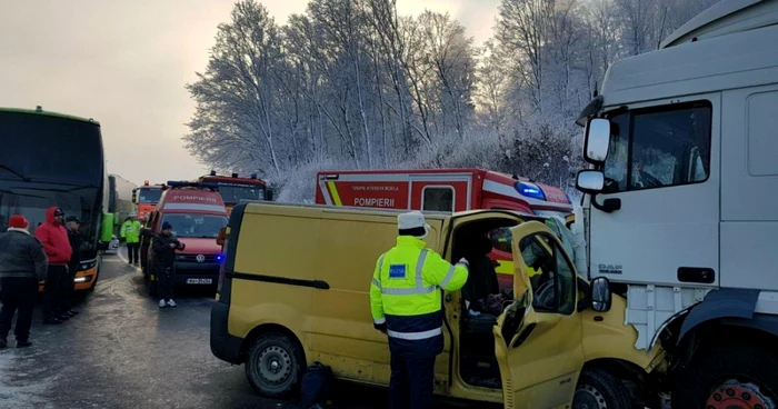 Autoutilitara a intrat frontal într-un tir. FOTOISU Braşov