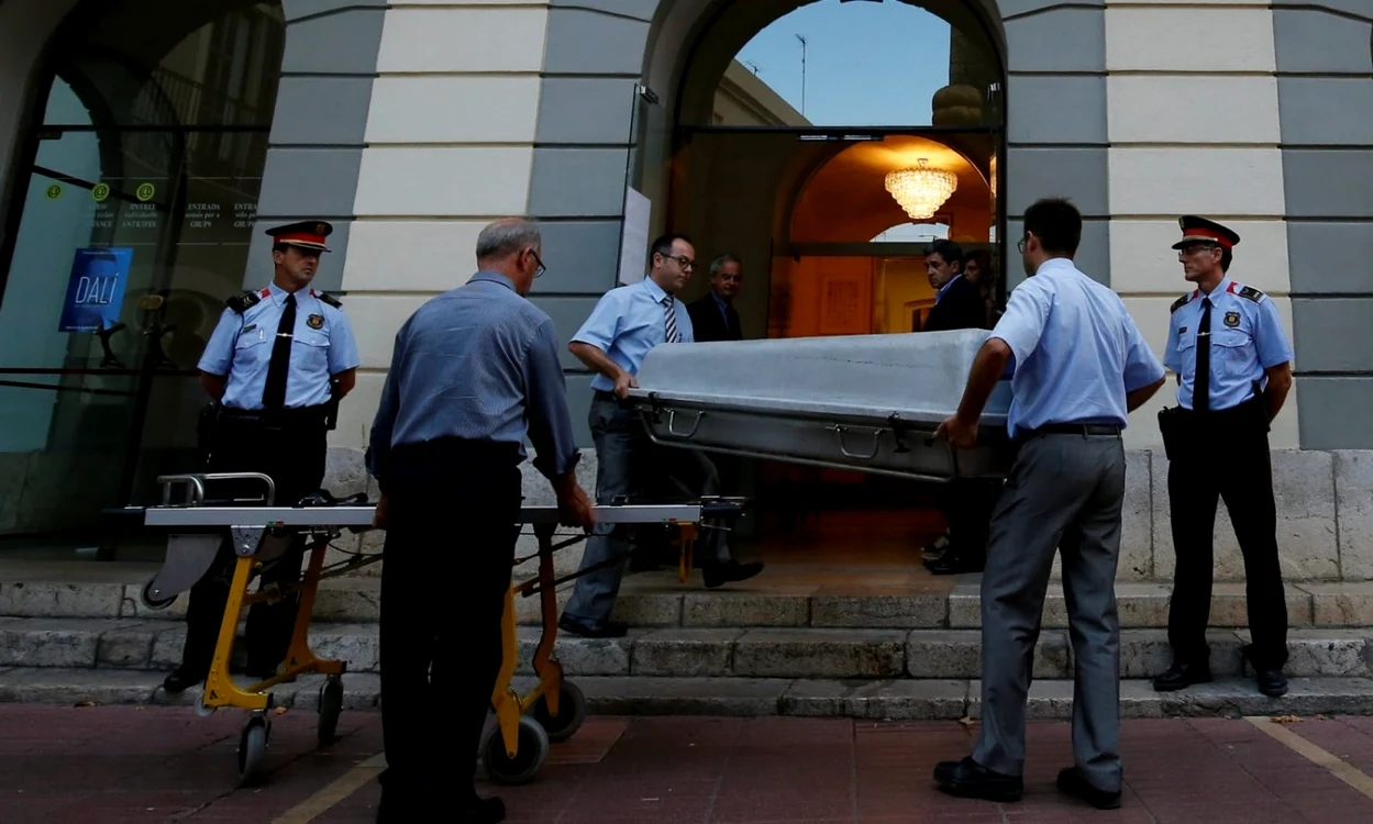 Trupul pictorului spaniol Salvador Dali a fost exhumat                              FOTO:Alber Gea- Reuters