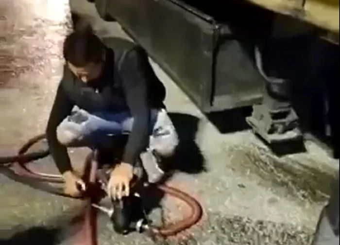Instalație improvixată pentru furtul de carburant din rezervor   FOTO captură video sursa vasiledale