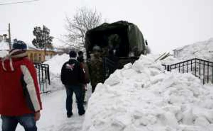 Intervenţia Brigăzii 10 Geniu în zonele sinistrate. FOTO: NICOLETA BUTNARU