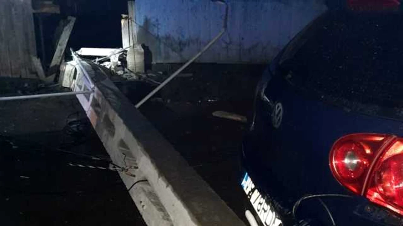Stâlpul a căzut în apropierea unei case