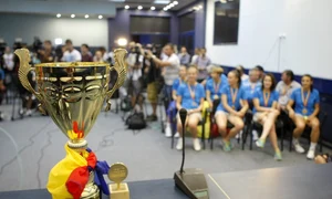 Handbalistele au fost primite la MTS unde au primit felicitări, flori şi vestea că li s au dublat primele în bani jpeg