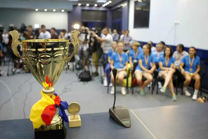 Handbalistele au fost primite la MTS unde au primit felicitări, flori şi vestea că li s-au dublat primele în bani