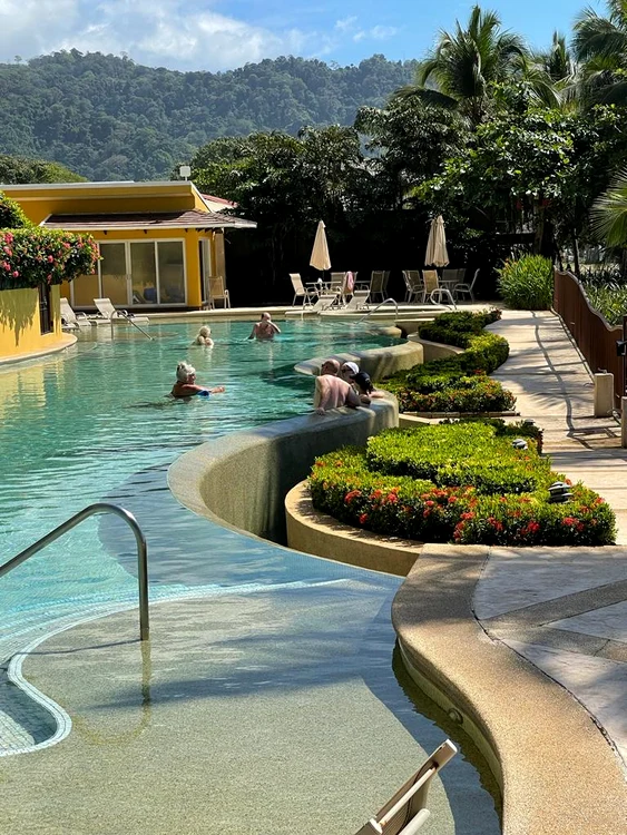 Milionarul are o piscină în curtea blocului  în care locuiește