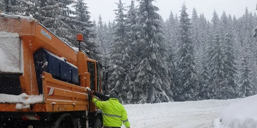 Circulația pe Transbucegi - DJ 713, suspendată din cauza viscolului. FOTO CJ Dâmbovița