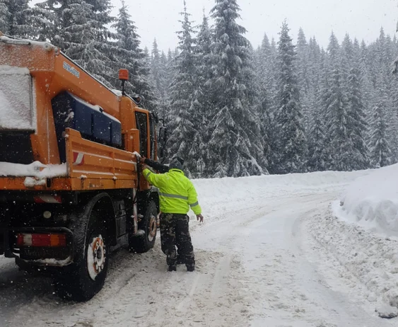 Circulația pe Transbucegi - DJ 713, suspendată din cauza viscolului. FOTO CJ Dâmbovița