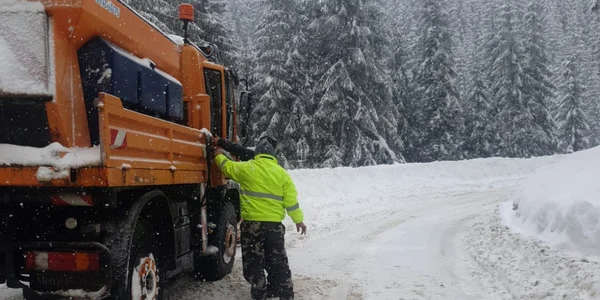 Circulația pe Transbucegi - DJ 713, suspendată din cauza viscolului. FOTO CJ Dâmbovița