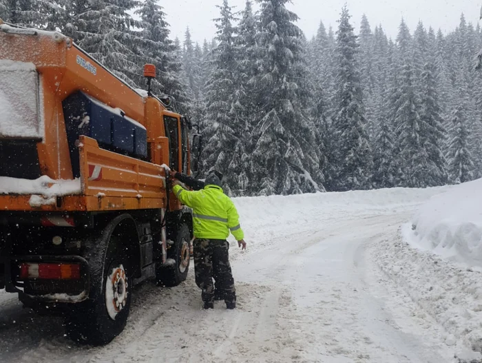 Circulația pe Transbucegi - DJ 713, suspendată din cauza viscolului. FOTO CJ Dâmbovița