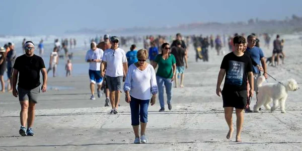 Plajele s-au redeschis în Florida SUA pentru plimbare şi sport FOTO Guliver Getty Images / Sam Greenwood