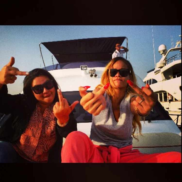 Rihanna pe yatch (foto: Twitter)