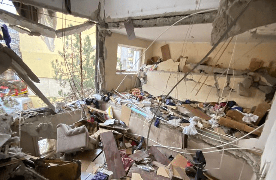 Cauza exploziei de la Suceava. Bilanțul: 5 oameni răniți, 16 apartamente şi 22 de maşini afectate 