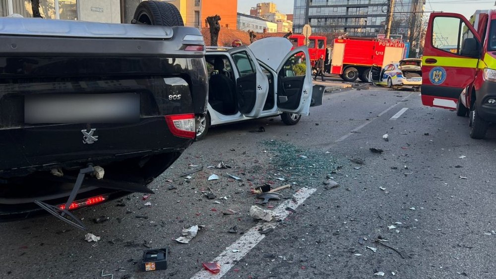 Polițiști răniți într-un carambol la Cluj. Patru mașini ciocnite din cauza unui șofer neatent