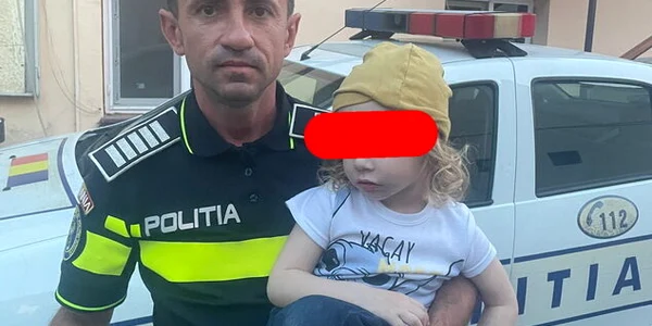 Copil de trei ani găsit singur pe stradă. FOTO cronica-gaestiului.ro