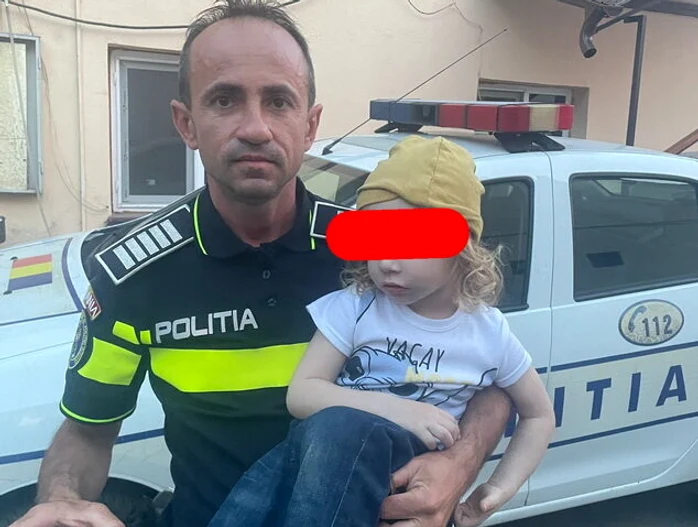 Copil de trei ani găsit singur pe stradă. FOTO cronica-gaestiului.ro