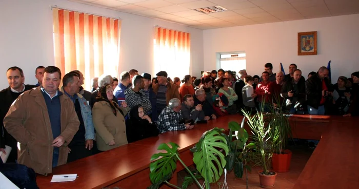 Sala de consiliu, sub presiunea protestatarilor