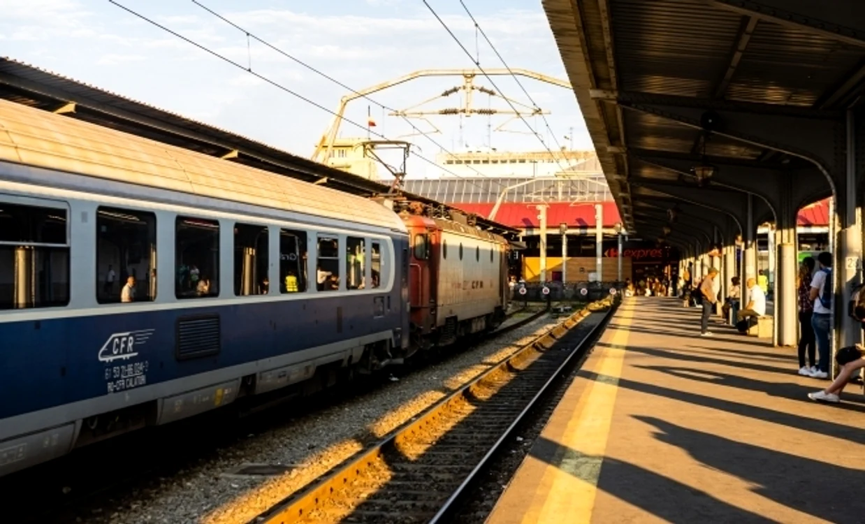 Trei trenuri care ar fi trebuit să ajungă sâmbătă dimineaţă în Gara de Nord din Capitală au întârzieri de sute de minute