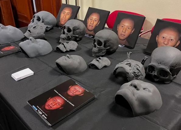 Măștile mortuare ale unor mumii columbiene, „îndepărtate” digital (© Facebook / Face Lab LJMU)