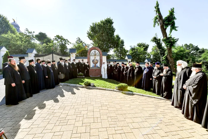 Sf. Sinod și Patriarhul Daniel lângă izvorul din Parcul Grădina Maicii Domnului. Foto: basilica.ro