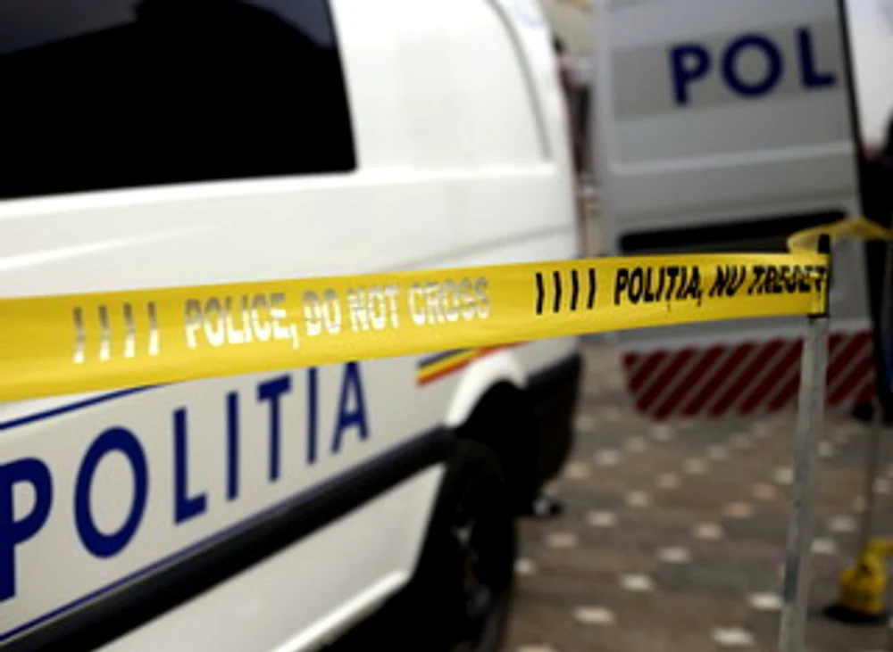 Cei doi hoți au furat 32 de telefoane mobile FOTO Adevărul