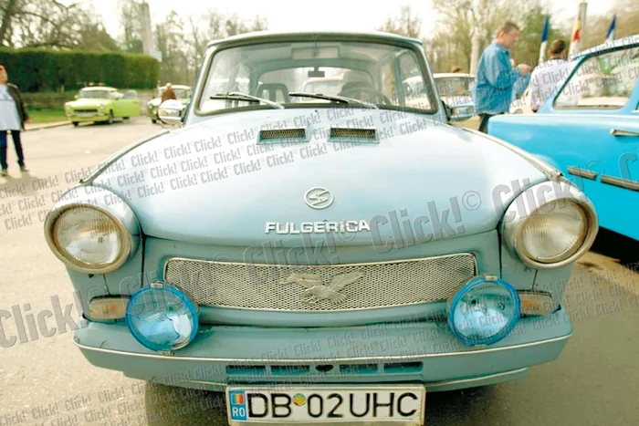 Pavel Grigoraş se mândreşte  că Trabantul său are aproape  toate piesele originale (Foto: Dorin Constanda)