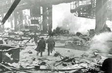 Soldați sovietici printre ruinele uzinei Octombrie Roșu din Stalingrad (© Wikimedia Commons)