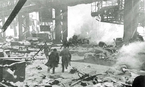 Soldați sovietici printre ruinele uzinei Octombrie Roșu din Stalingrad (© Wikimedia Commons)