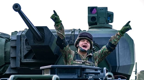 Selly promovează cariera militară Foto Facebook / MApN