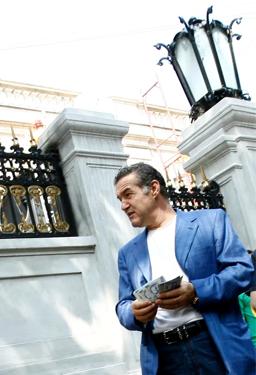 
    Becali pare a fi printre puţinii patroni care mai au bani  