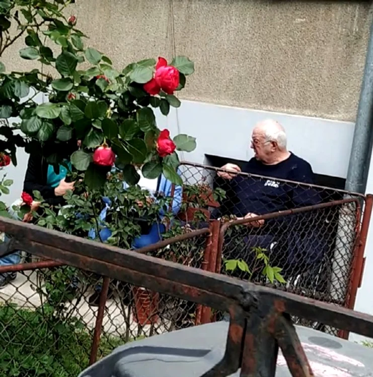 Alexandru Arșinel, la discuții cu doi musafirifoto: BLITZ / CLICK!