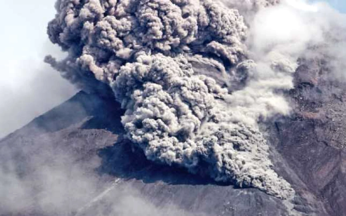Vulcanul Merapi sau „muntele de foc“, cum îi spun localnicii, a erupt ieri pentru a treia oară în ultimele zile Foto: epa
