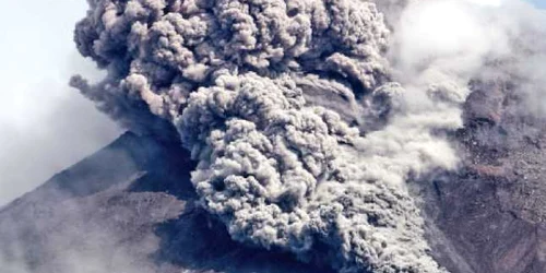 Vulcanul Merapi sau „muntele de foc“, cum îi spun localnicii, a erupt ieri pentru a treia oară în ultimele zile Foto: epa