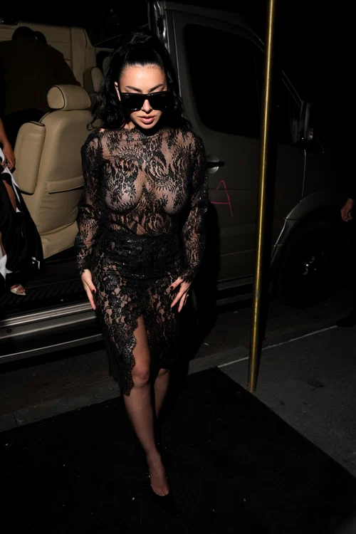 Charli XCX a făcut senzație într-o rochie transparentă (Foto: GettyImages)
